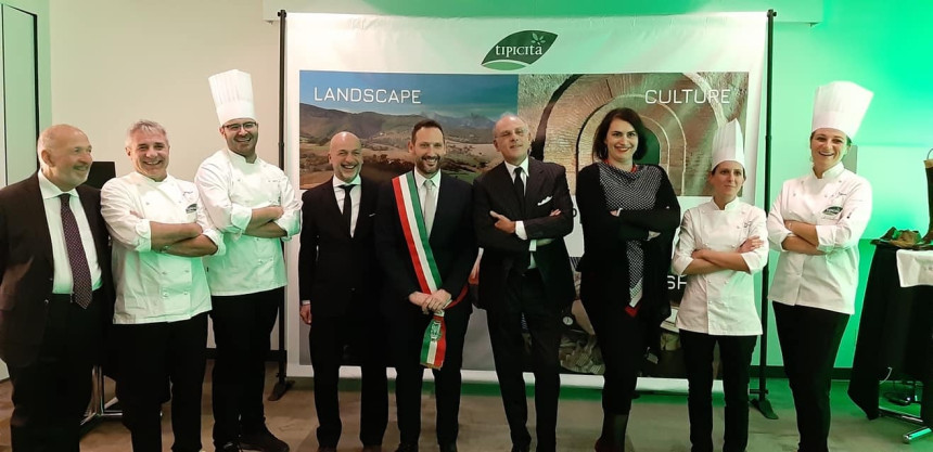 Da sin: Angelo Serri (direttore Tipicità); Luca Facchini (coordinatore Accademia Tipicità); Giammarco di Girolamo (chef); Alberto Monachesi (Coordinatore organizzativo Tipicità); Alessio Terrenzi (Sindaco Sant'Elpidio a Mare); Ambasciatore d'Italia in Canada Claudio Taffuri; Console Generale d'Italia a Montréal Silvia Costantini; Barbara Settembri e Serena d'Alesio (chef) (Foto cortesia Tipicità)