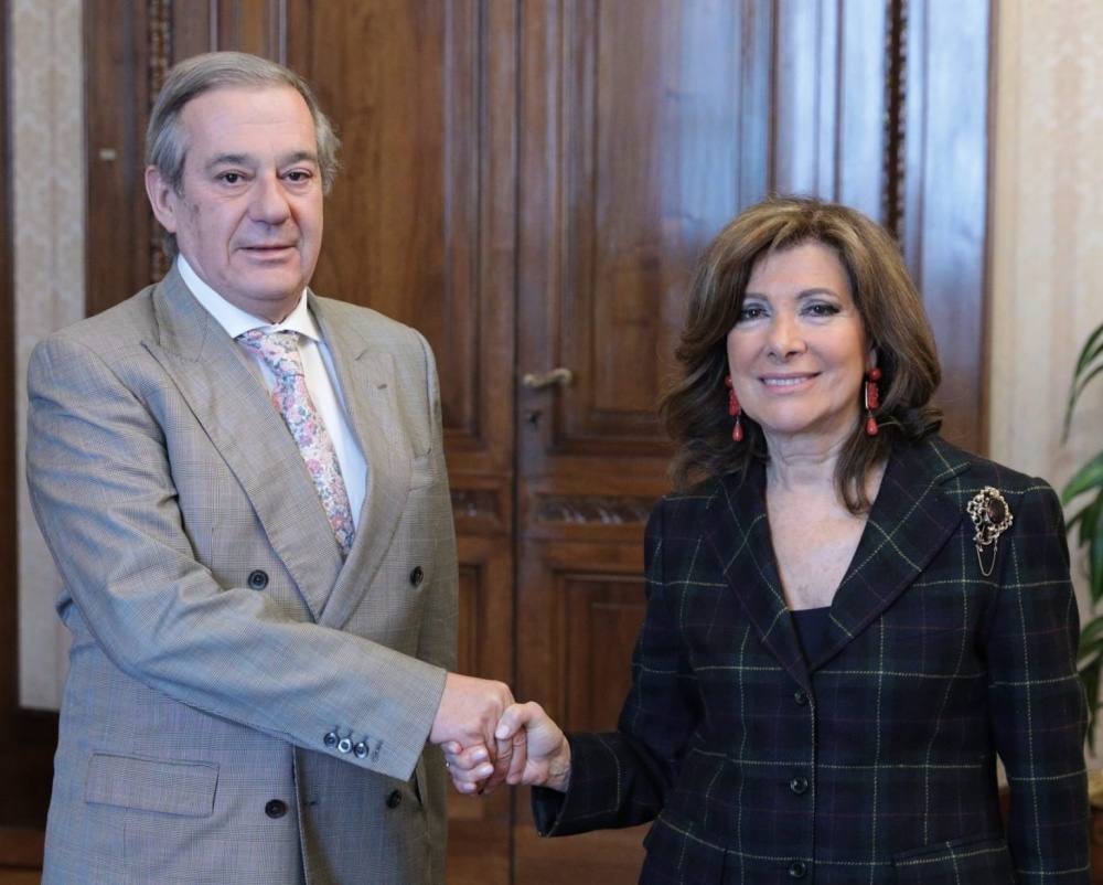 Tomás Ferrari con la presidente del Senato Elisabetta Casellati (Foto twitter @Pres_Casellati)