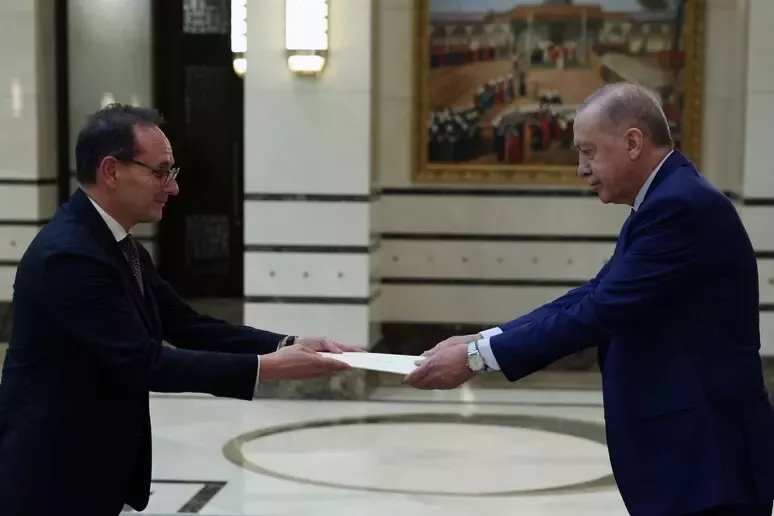 Turchia: amb. Manzo consegna lettere credenziali a presidente Erdogan - foto: Ambasciata