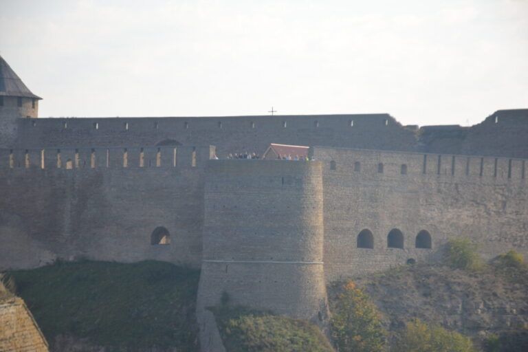 Turisti russi su uno dei torrioni della Fortezza di Ivangorod