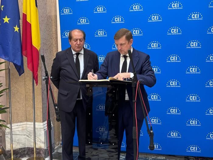 L'ambasciatore dell'Ucraina in Italia, Ihor Brusylo, con Franco Dal Mas, segretario general dell'InCE a Trieste