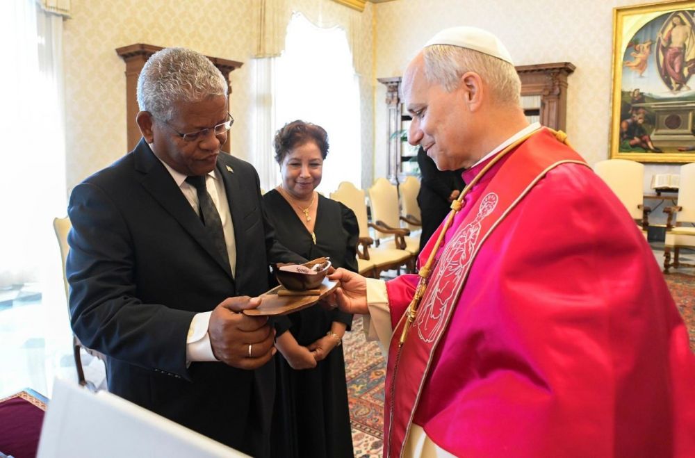 Papa Leone XIV con il presidente delle Seychelles, Wavel Ramkalawan (@Vatican Media)