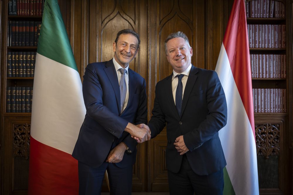Ungheria: amb. Scognamiglio con neo ministro Interno, P&oacute;sfai - foto: Ambasciata