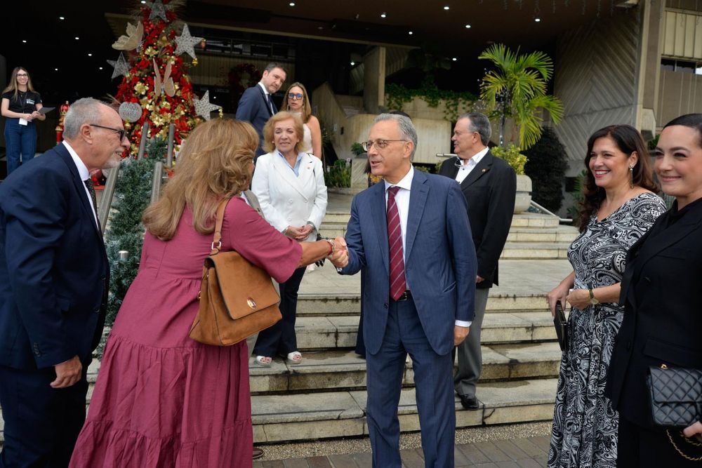 “Omaggio a eredità italiana: uno sguardo al femminile”