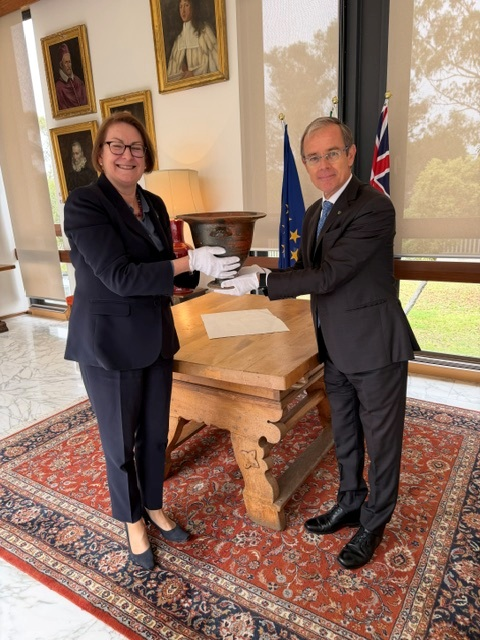 Australia: Governo restituisce a Italia reperto campana apulo-greca - foto: Ambasciata