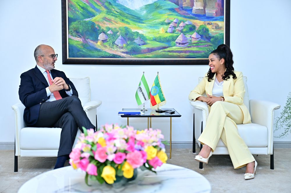 Frehiwot Tamru, CEO di Ethio Telecom, con Sem Fabrizi, ambasciatore d'Italia in Etiopia - foto: Ufficio Stampa 