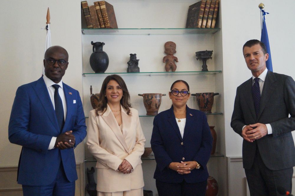 Da sinistra: Gandy Thomas, ambasciatore di Haiti; Ligia Quessep Bitar, ambasciatore di Colombia e presidente IILA; Raina Forbin, ministro Esteri di Haiti; Giorgio Silli, Segretario Generale IILA