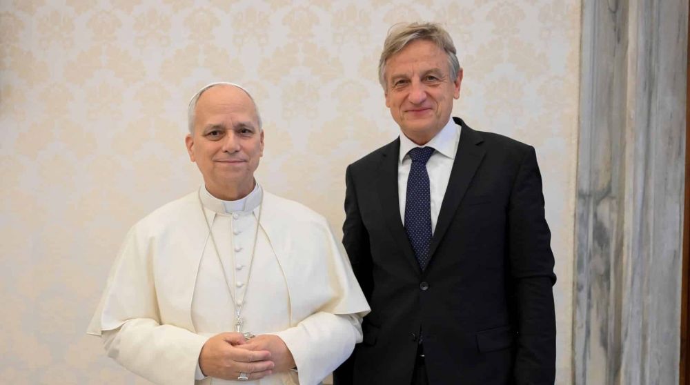 Papa Leone XIV e il presidente del Meeting di Rimini, Bernhard Scholz