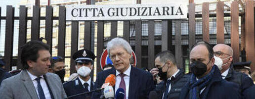 L'amb Sergey Razov nella conferenza stampa all'aperto davanti la cittadella della giustizia