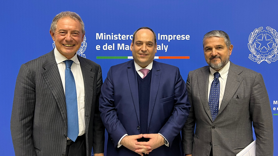 Adolfo Urso e Valentino Valentini con segretario generale del BIE, Dimitri Kerkentzes