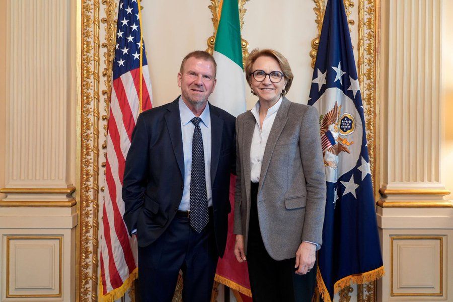 Gli ambasciatori Tilman Fertitta e Anne-Marie Desc&ocirc;tes (foto: social)