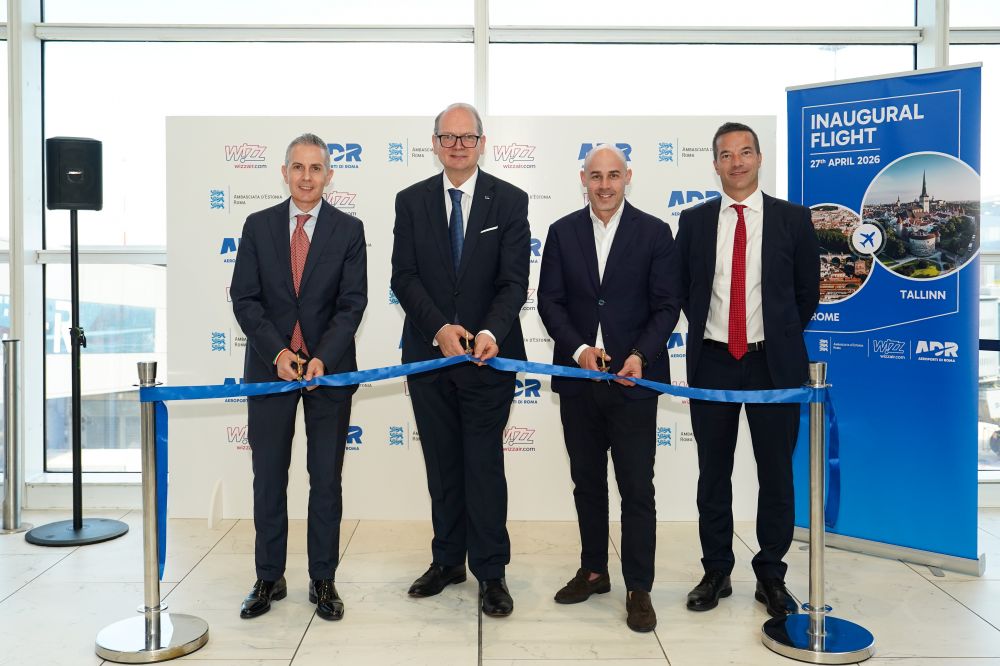 Il taglio del nastro inaugurale del primo volo Roma-Tallinn - foto: ADR
