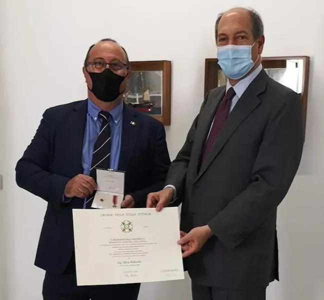Amb. Guariglia consegna il titolo e l'onorificenza al console Pelizzolo - Foto: Diario de Avisos