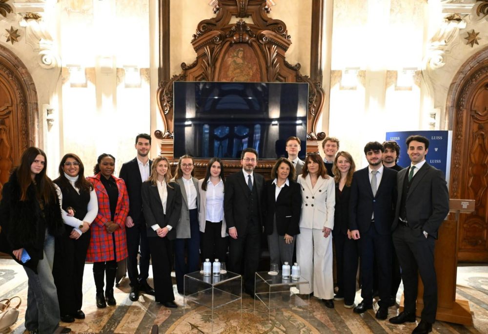 Gli studenti del Master con Aldo Sandulli, Paola Severino, Ersilia Vaudo - foto: Luiss