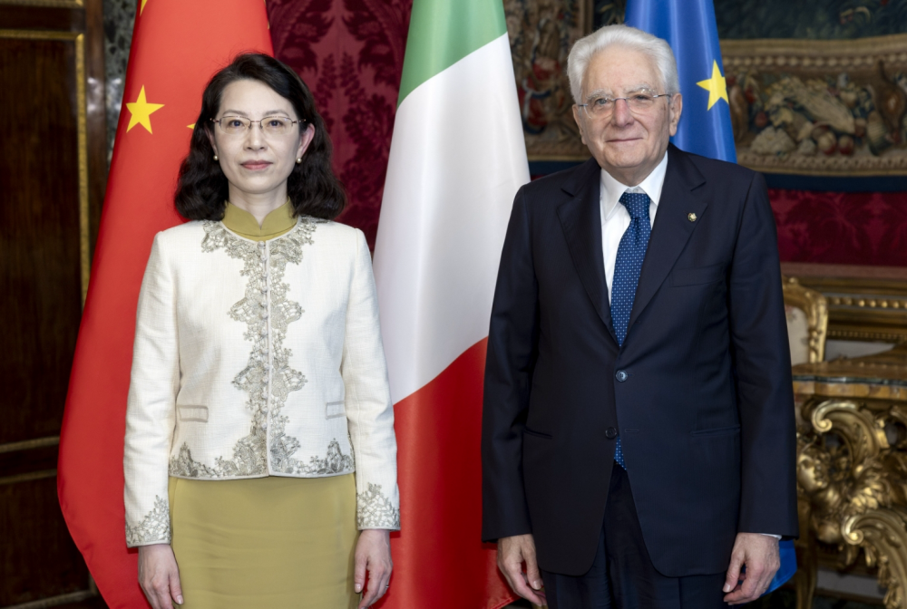 Sergio Mattarella con l'amb. Yue Hou della Repubblica Popolare Cinese - foto: Quirinale
