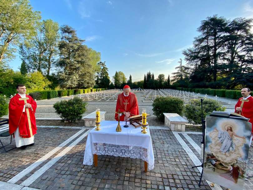 Cardinale Matteo M. Zuppi al cimitero di guerra polacco a San Lazzaro di Savena - foto: Arcidiocesi di Bologna